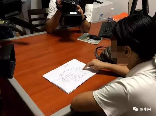 此案犯罪嫌疑人石某琴，用警方繪制的關系網，進一步向記者說明此案經過。