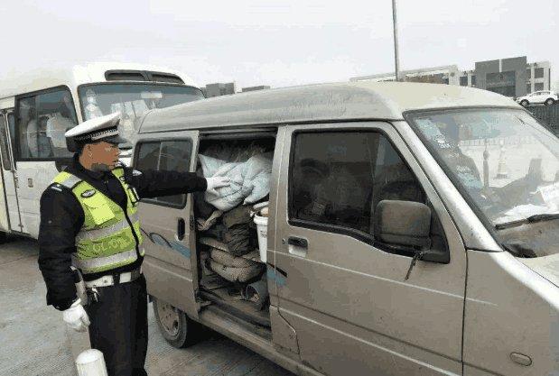 私家車后備廂裝兩箱水果就要被罰款？交警：沒罰錯交規就是這么定的