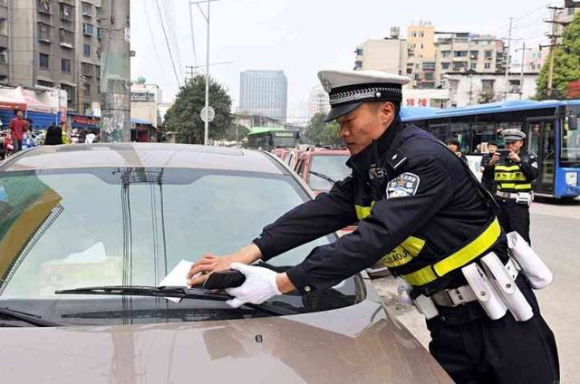 女司機注意了！往后副駕駛放這個，交警查到扣3分罰款200元