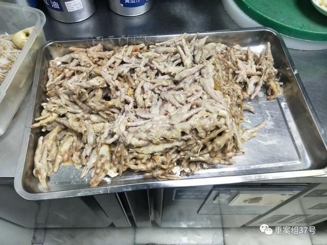胖哥倆肉蟹煲合生匯店，當天剩下的熟雞爪，留到第二天經過熱水清洗后，繼續給顧客食用
