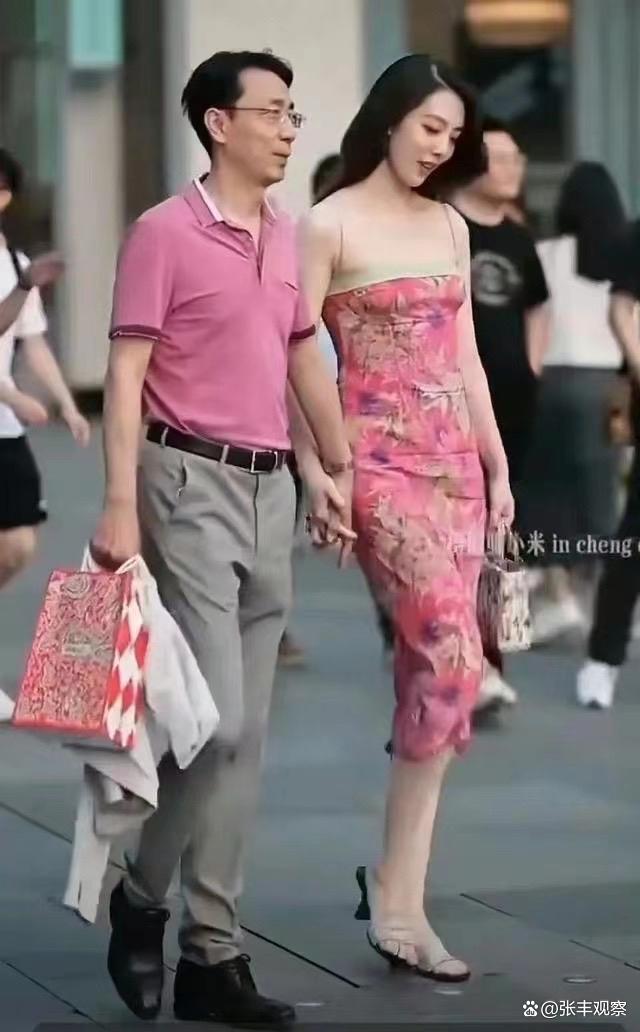 國企領(lǐng)導(dǎo)與女同事牽手逛街 被免職 拍攝時并未拒絕